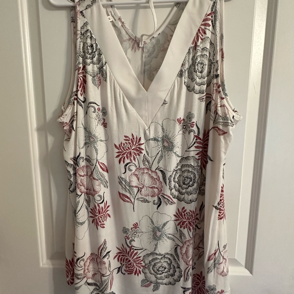 Maurice’s tank top, women’s plus size 2. Never worn. Excellent condition.